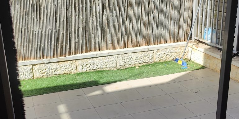 תמונה יציאה למרפסת